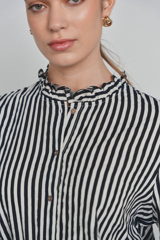 POINT RUFFLE BLOUSE